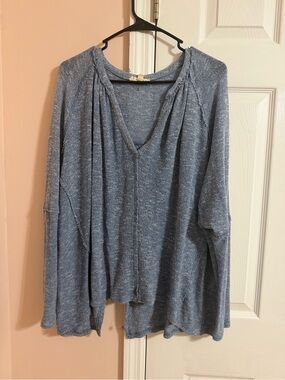 Relaxed V-Neck Knit Pullover Top in Heather Blue